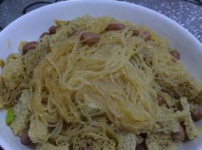 把拌好的原料倒入粉丝，可以加入（花生米和面筋根据个人喜好）搅拌均匀即可