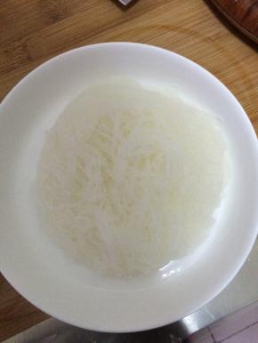 把泡好粉丝切成几段，这样夹起来比较容易