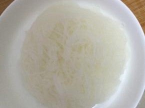 把泡好粉丝切成几段，这样夹起来比较容易