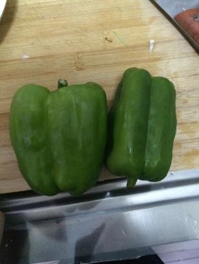 青椒清洗干净，把青椒切开，里面的籽去掉。切成小块状。