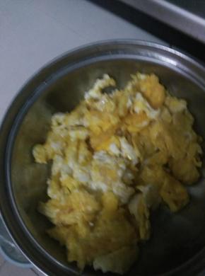 鸡蛋打入碗中，放入适量盐。搅拌均匀。
油烧热，把鸡蛋倒入锅中炒成块状，盛出。