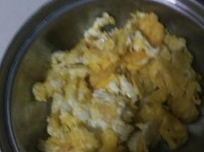 鸡蛋打入碗中，放入适量盐。搅拌均匀。
油烧热，把鸡蛋倒入锅中炒成块状，盛出。