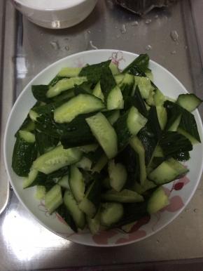 把黄瓜切成块状。放入盘子中