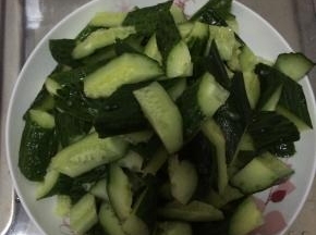 把黄瓜切成块状。放入盘子中