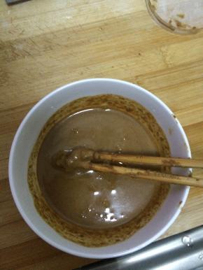 取适量麻酱加水，放入适量盐搅拌均匀。放入适量香油。