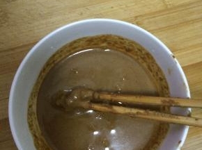 取适量麻酱加水，放入适量盐搅拌均匀。放入适量香油。