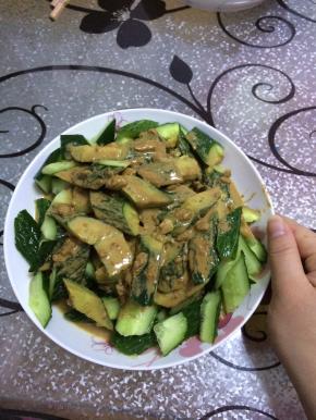 把搅拌好的麻汁洒在切好的黄瓜中，搅拌均匀。