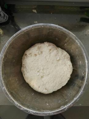 准备好面粉，放入适量水把面和成整块装，面和的不要太软。