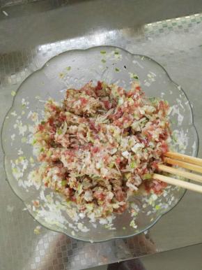 加入适量的盐，香油等调料，把馅搅拌均匀
