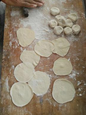 把和好的面切成小块状。擀成片。包成水饺。放在盖帘上