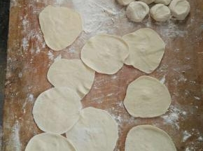 把和好的面切成小块状。擀成片。包成水饺。放在盖帘上