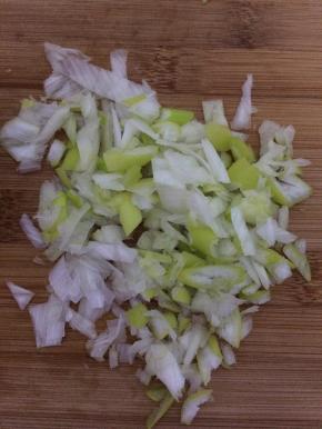 把葱切成碎状。