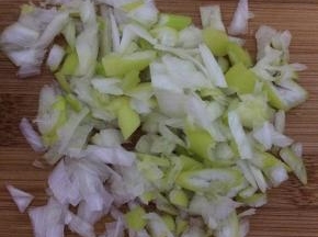 把葱切成碎状。