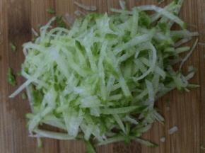 萝卜擦成丝状之后，剁碎。