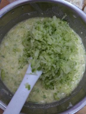 面粉中加入适量的水。搅拌均匀，放入盐等调料。（水不要太多，流水状面糊就可以）