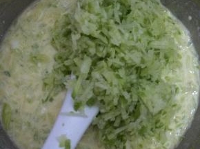 面粉中加入适量的水。搅拌均匀，放入盐等调料。（水不要太多，流水状面糊就可以）