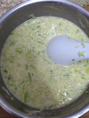 把切好的萝卜放入盆中搅拌均匀。