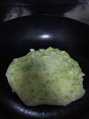 锅内放入适量。烧热，转一圈。使油均匀的布满整个锅底。把拌好的调料。倒入锅中