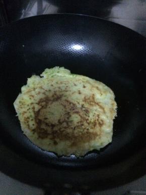 煎至一面金黄，翻至另一面