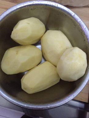 土豆清洗干净削皮。