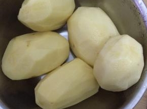 土豆清洗干净削皮。