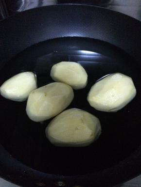锅内加入适量水，把土豆放入锅中煮软。