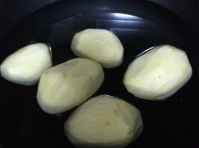 锅内加入适量水，把土豆放入锅中煮软。