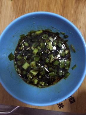 碗内倒入适量酱油和醋。加入盐葱香油等调料，搅拌均匀。