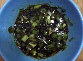 碗内倒入适量酱油和醋。加入盐葱香油等调料，搅拌均匀。