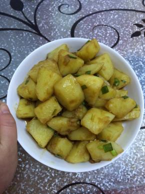 把调好的调料倒入土豆中，搅拌均匀即可