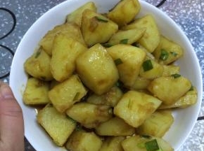 把调好的调料倒入土豆中，搅拌均匀即可