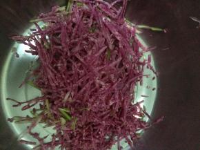 削好的萝卜擦成丝状，