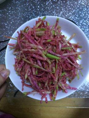 加入适量的盐，酱油，醋，香油等，搅拌均匀。