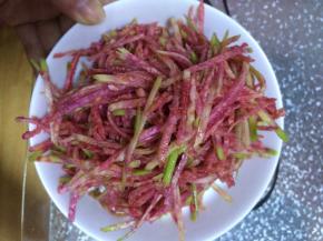 拌好的萝卜丝盛出盘子即可。