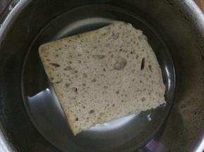 把买好的面筋用温水提前泡。泡软为止。