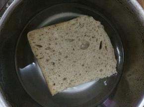 把买好的面筋用温水提前泡。泡软为止。