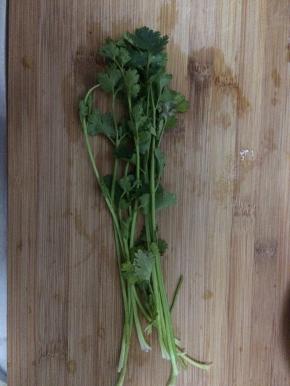 香菜准备好，切成小段状。