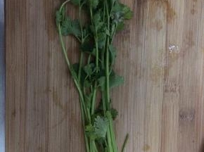 香菜准备好，切成小段状。