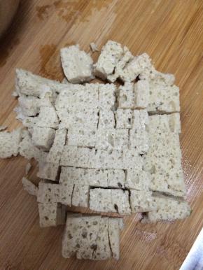 泡好的面筋挤干净水，切成块状。