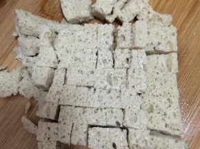 泡好的面筋挤干净水，切成块状。