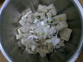 把切好的面筋放入盆中，放入葱，香菜，然后加入调料。