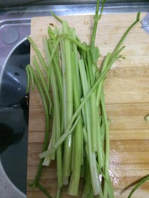 芹菜摘去叶子，清洗干净