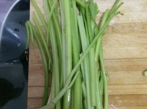 芹菜摘去叶子，清洗干净