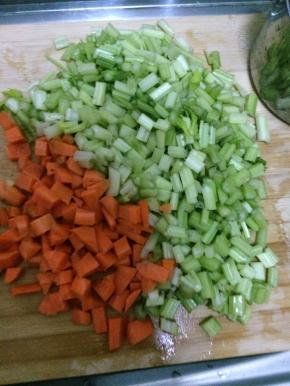 把芹菜切成小块状