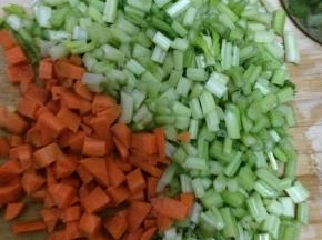 把芹菜切成小块状