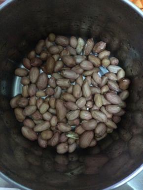 花生米清洗干净。