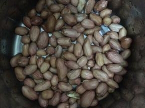 花生米清洗干净。