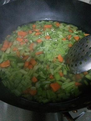 锅内加入适量的水烧开，把芹菜放入锅中煮一分钟左右，捞出