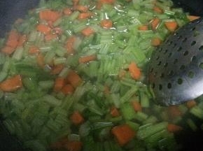 锅内加入适量的水烧开，把芹菜放入锅中煮一分钟左右，捞出