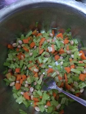 把芹菜和花生放入盘中，加入适量的调料。如图6
7.